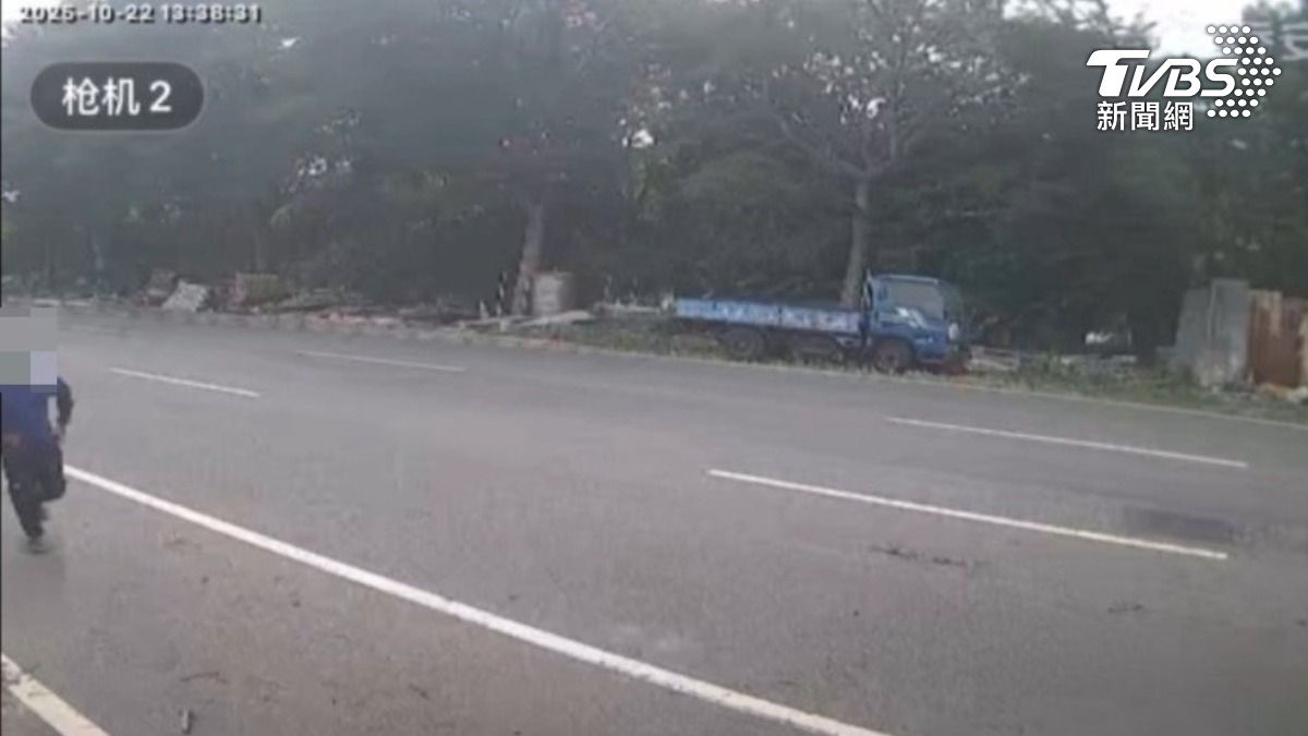 男子跑步換機車逃逸。（圖／TVBS）