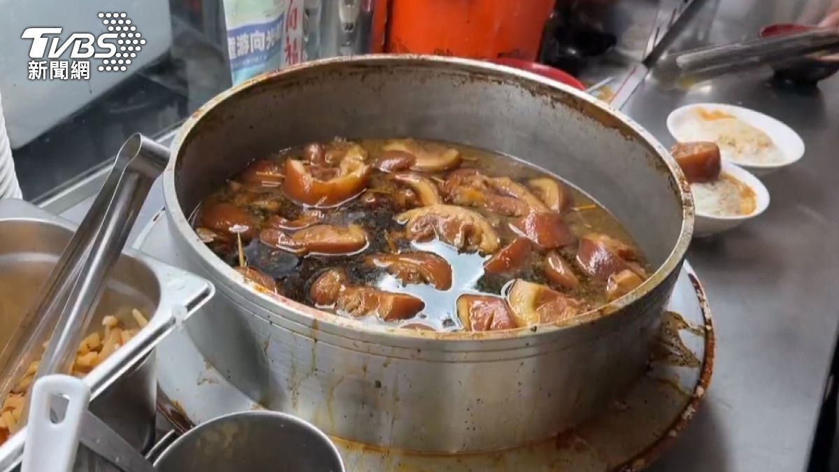 彰化人也排隊!連假+沒豬肉恐斷炊 「這2家名店」湧人潮。(圖/TVBS)