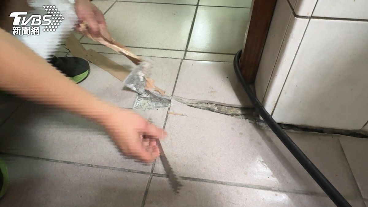 南投縣議員黃世芳親自走訪現場時表示,一進入屋內就感到頭暈目眩。(圖/TVBS)