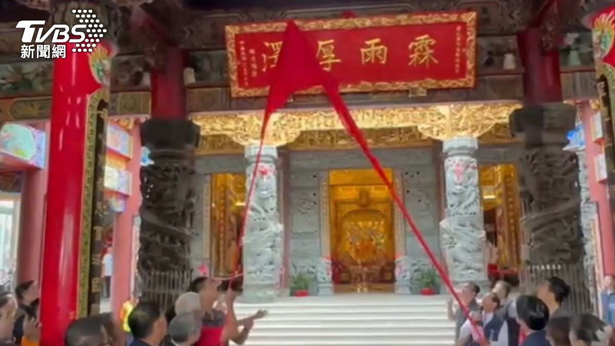 總統前往彰化伸港福安宮揭牌,紅布條一度卡住。(圖/TVBS)