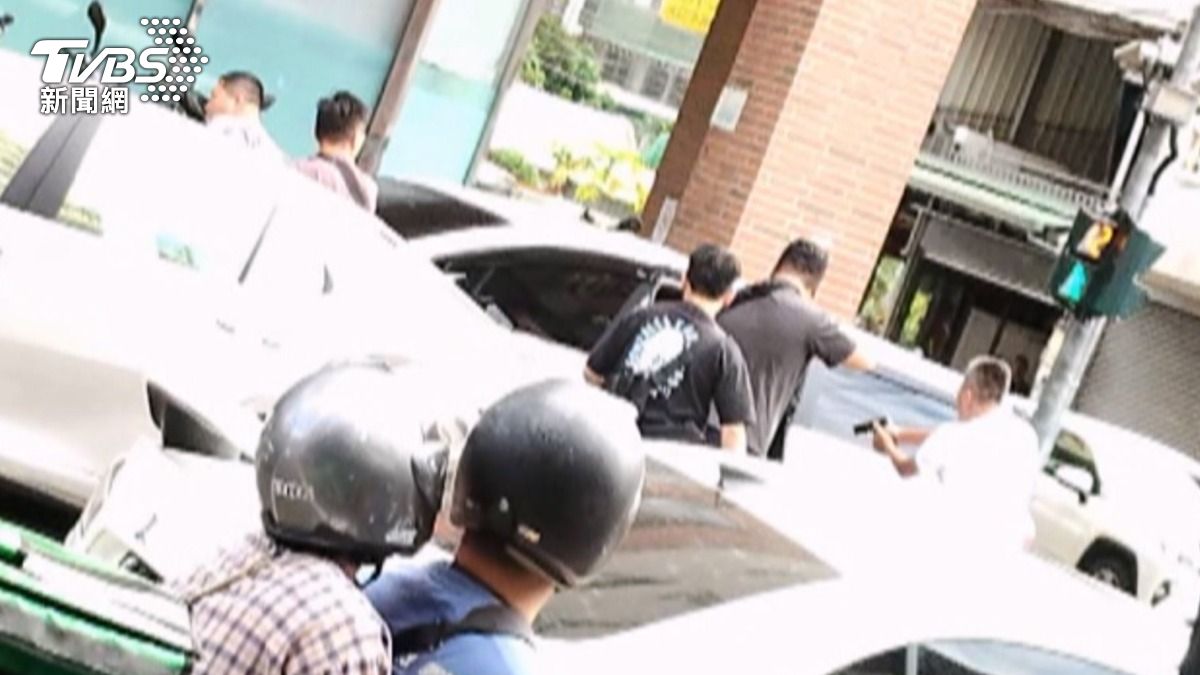 員警追查命案主嫌,卻額外逮到5名非法移工,過程一度持槍喝斥。(圖/TVBS)