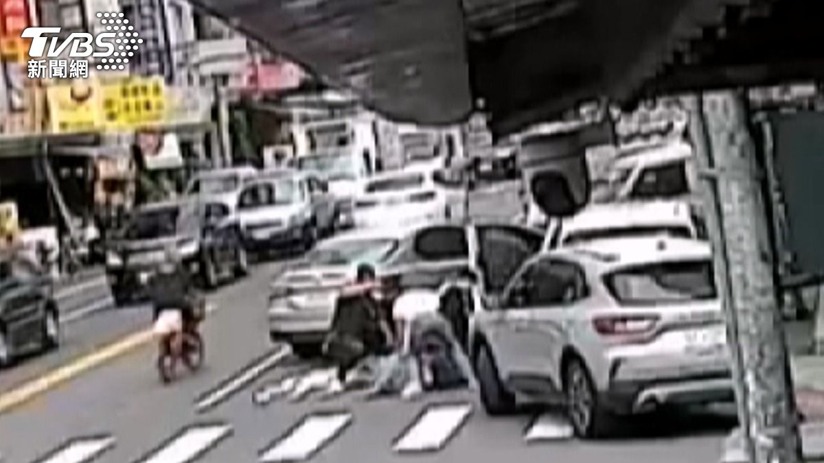 員警將非法移工拽下車,合力將人壓制在地。(圖/TVBS)
