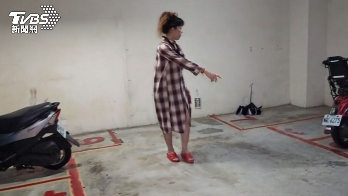 住戶來到地下停車場,說明地上車格編號,指控都是主委擅自劃設的。(圖/TVBS)