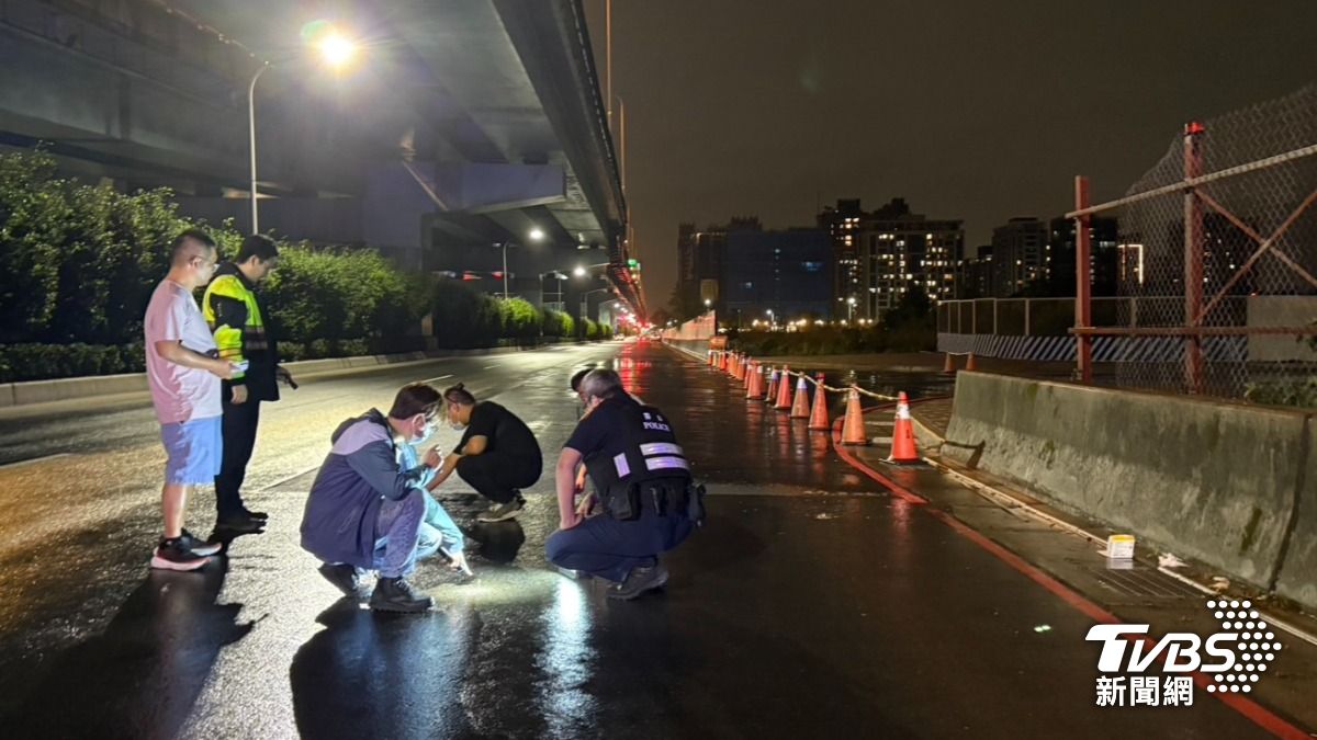 被害男子下車背對馬路慘遭槍殺,頸部中彈亡。(圖/TVBS)
