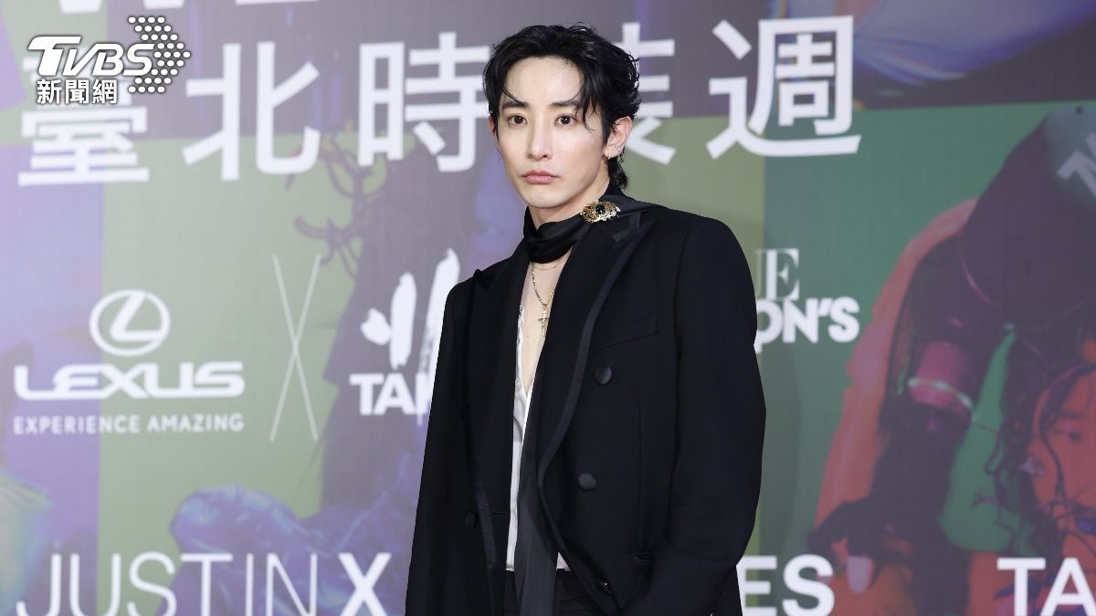 直擊／江南太子降臨！李洙赫「胸前大開深V」超性感　粉絲冒雨搶看