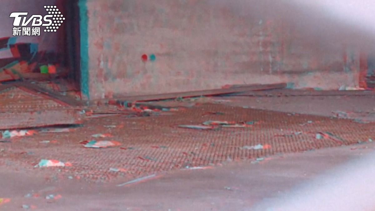 這類廢棄建築雖然常成為Youtuber探險的目標,但即使大門深鎖,從旁邊鑽入仍可能構成侵入住宅罪。(圖/TVBS)