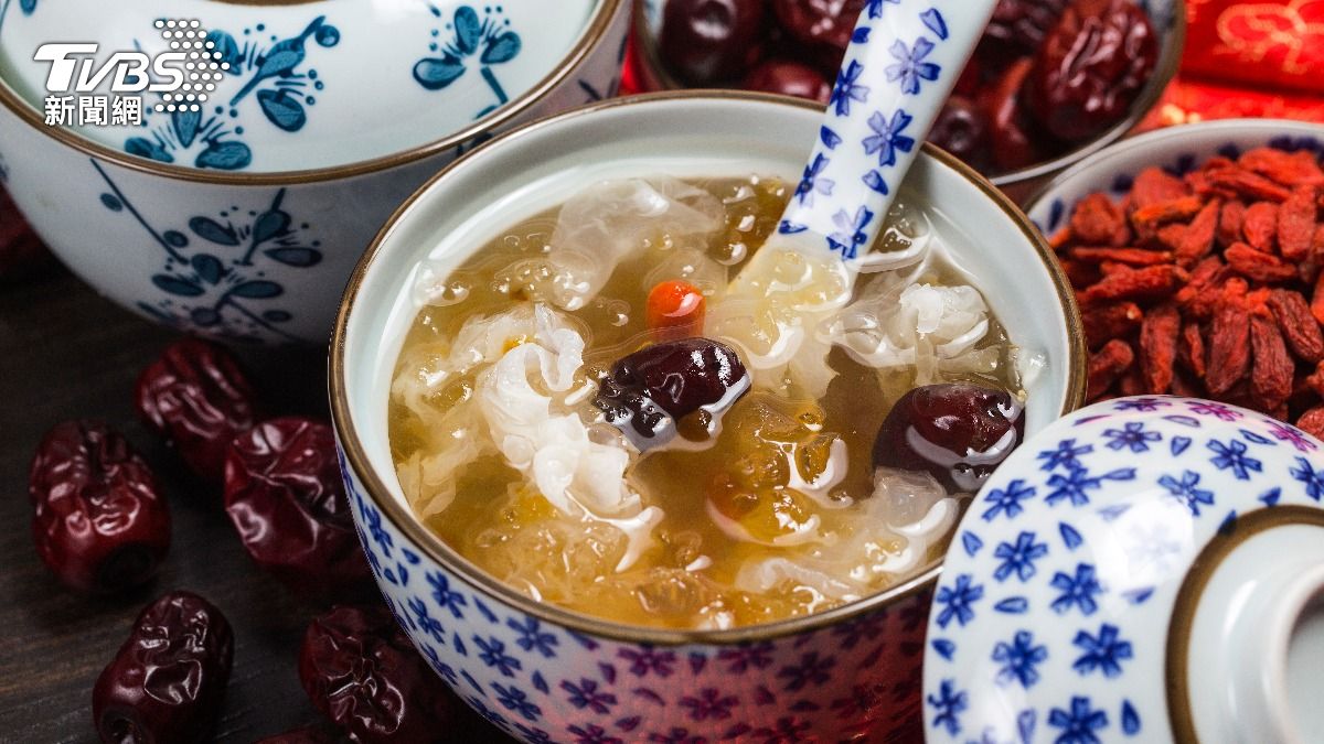 多攝取富含水分與具有滋陰潤肺功效的食材。（示意圖／shutterstock達志影像）