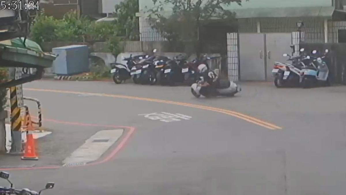 少年過彎撞7車「用臉貼車牌」落跑忘撿電子煙。(圖/民眾提供)