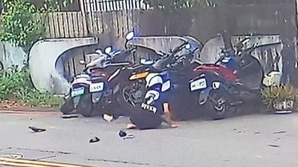 少年騎車撞7車逃逸 警追查「毒駕」可能。(圖/民眾提供)