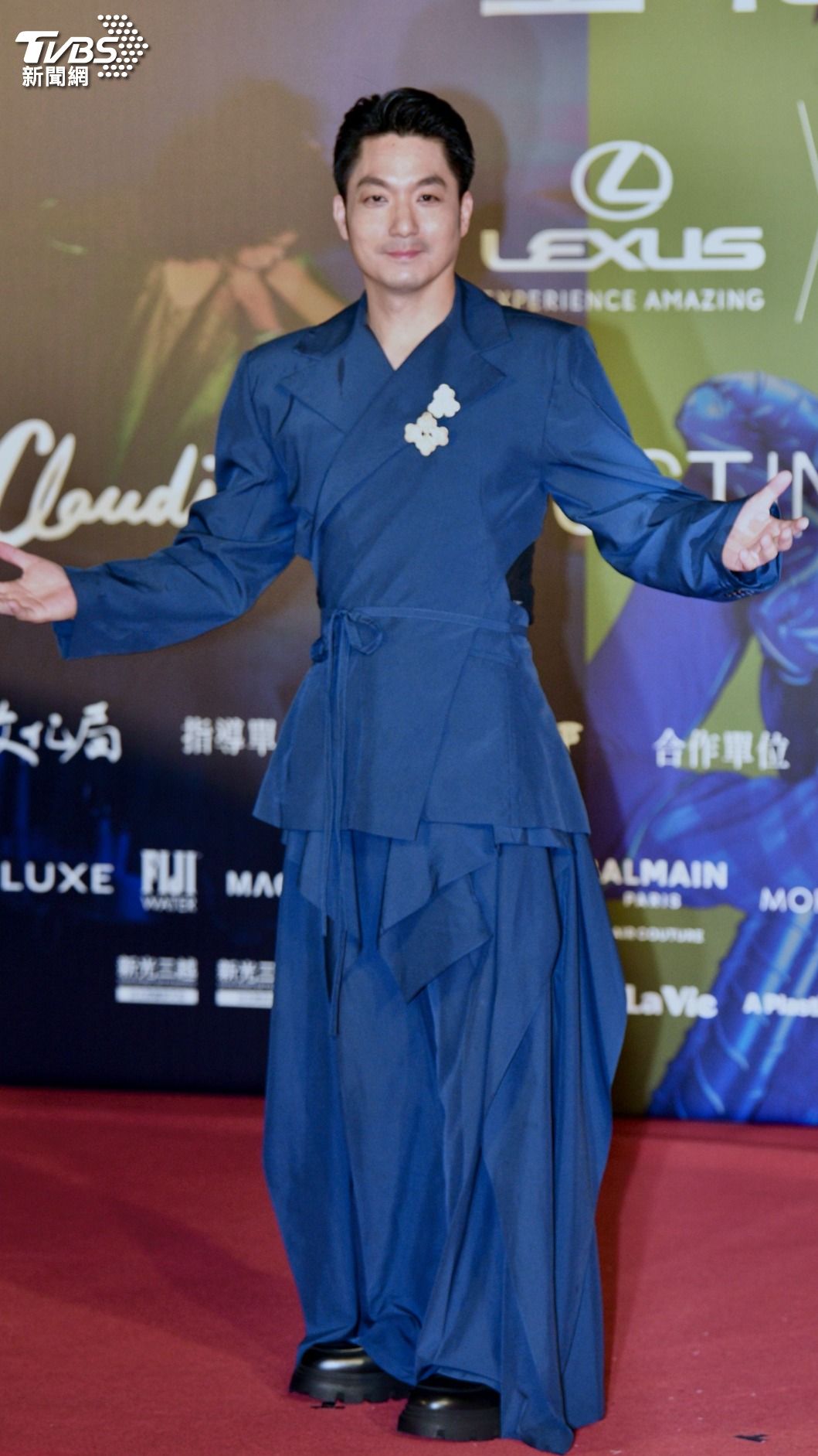 蔣萬安穿上設計師品牌PCES的服裝。(圖/胡瑞麒攝)