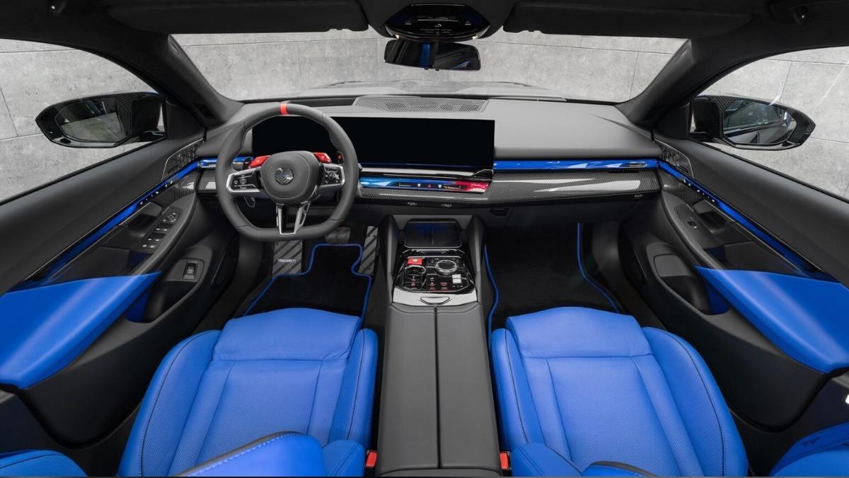 Mansory M5車內採用醒目的藍色內裝，並同樣在內飾採用碳纖維處理。（圖／Mansory提供）
