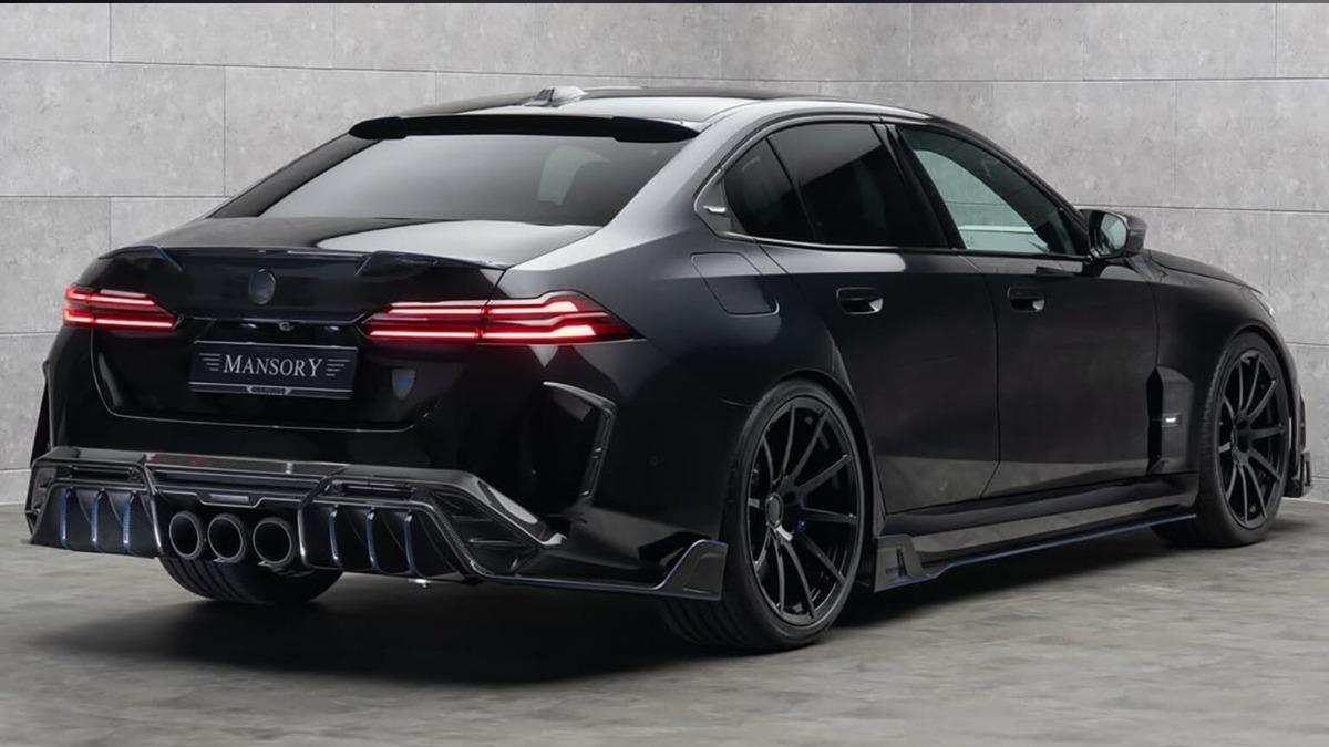 Mansory M5車尾採用特殊的三出中置排氣尾管，結合同樣具備誇張視覺的下擾流。（圖／Mansory提供）