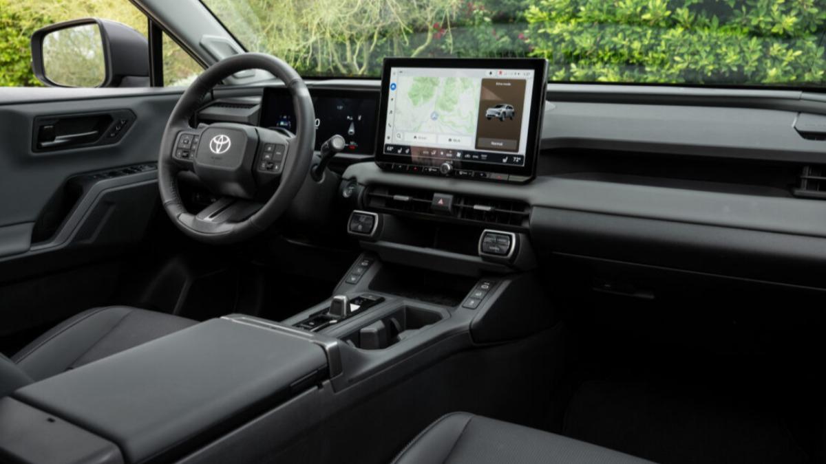 新一代RAV4導入科技座艙,提供最大12.9吋的中央螢幕。(圖/Toyota提供)
