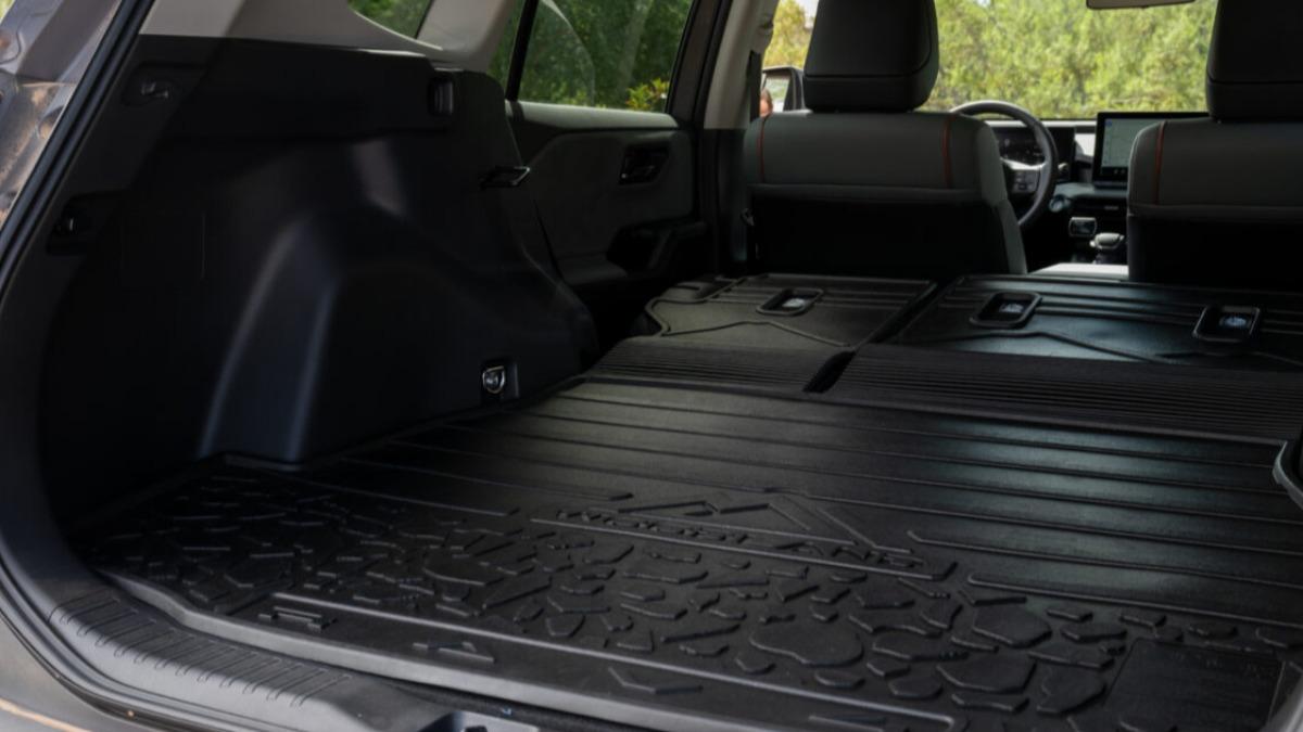 RAV4 Woodland內裝配備專屬設計,後廂具備充電機能。(圖/Toyota提供)