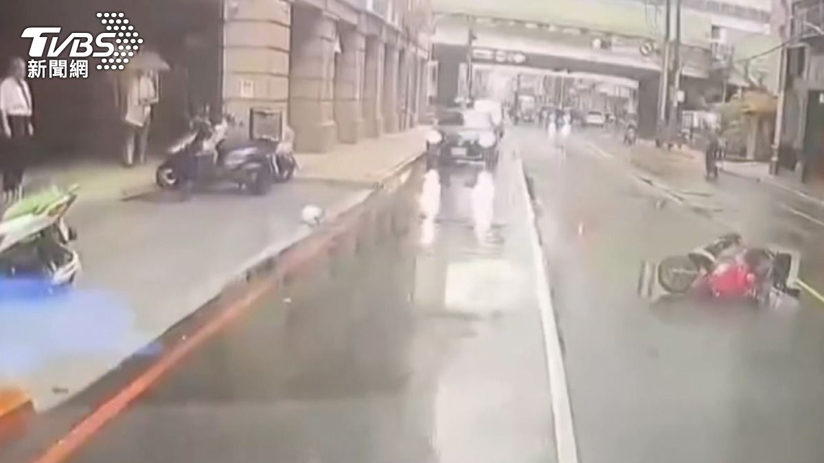 一名騎士突遭從天而降的紗窗砸中頭部,當場摔車倒地。(圖/TVBS)