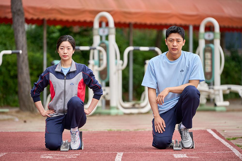 多賢片中形象高冷,但李信盈(右)說她本人親切還主動搭話。(圖/原創娛樂提供)