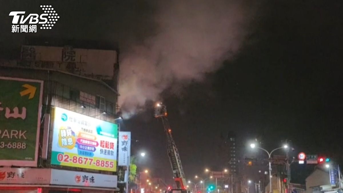桃園一處民宅不斷竄出濃煙。(圖/TVBS)