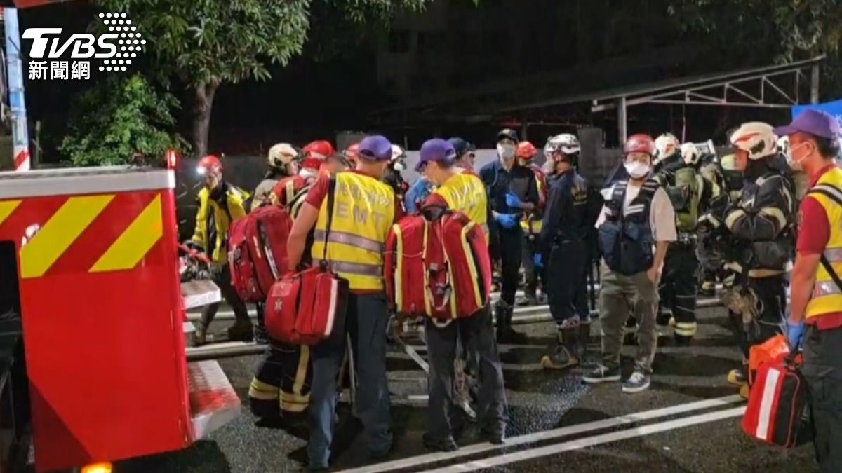 警消緊急救出四樓兩名住戶。(圖/TVBS)