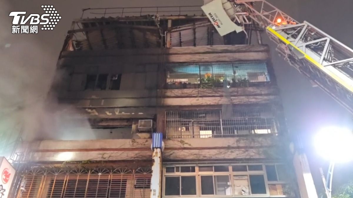 四樓不斷竄出濃煙。(圖/TVBS)