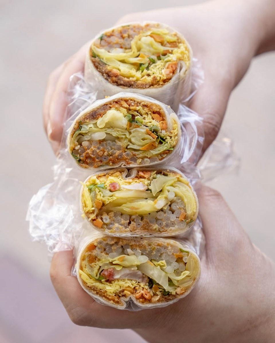 Q彈的餅皮包滿餡料，加上用咖哩煮過的高麗菜，香氣十足！（圖／算命的說我很愛吃）
