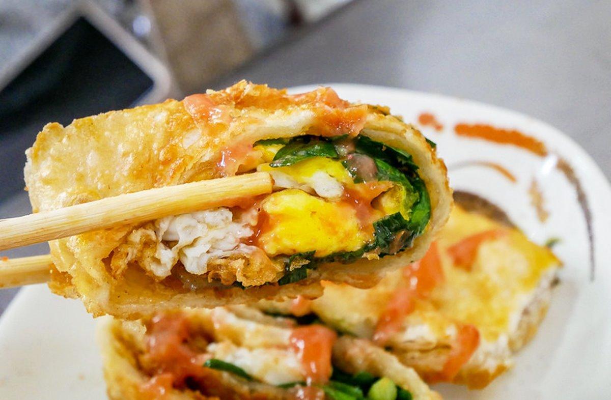 韭菜炸蛋餅炸得金黃酥脆，一定要搭配招牌甜辣醬。（圖片來源：鄉民食堂）