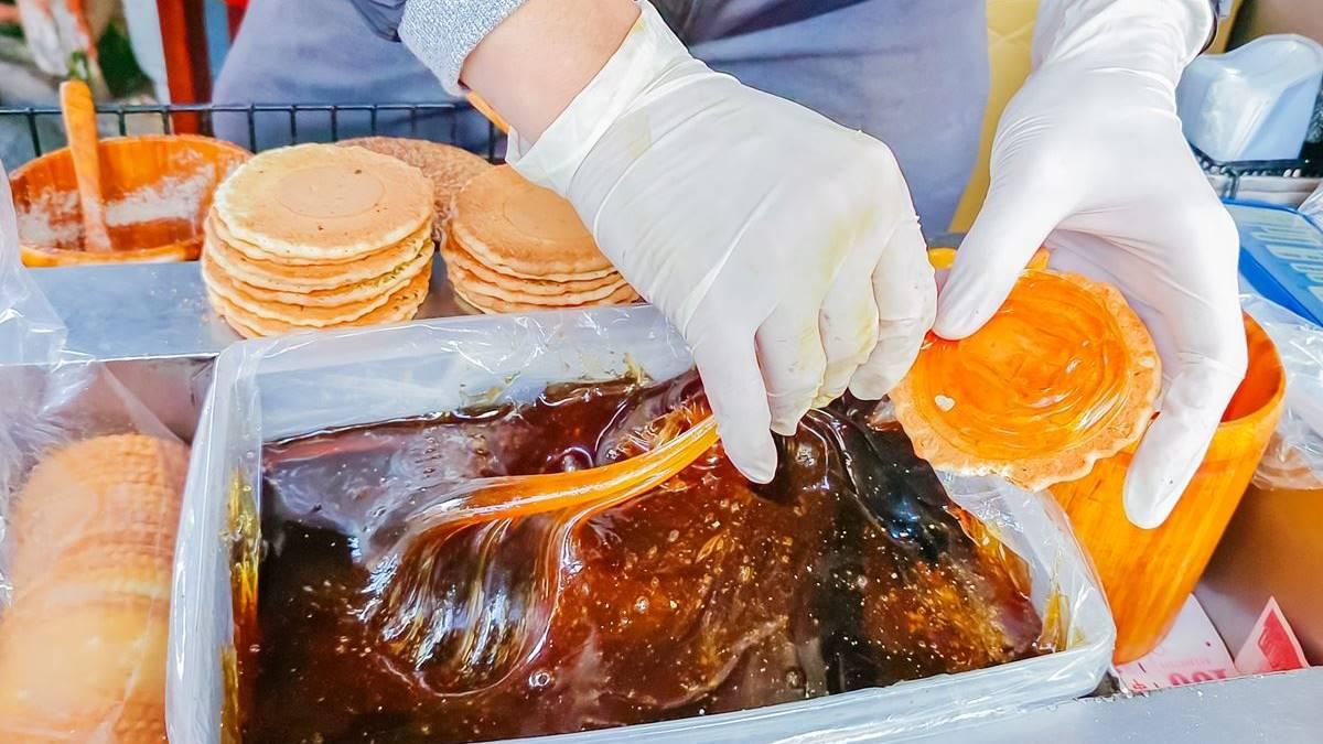麥芽餅基本上都是現做的，可以看到老闆現做麥芽餅的過程超療癒。（圖／小佳的幻想世界）
