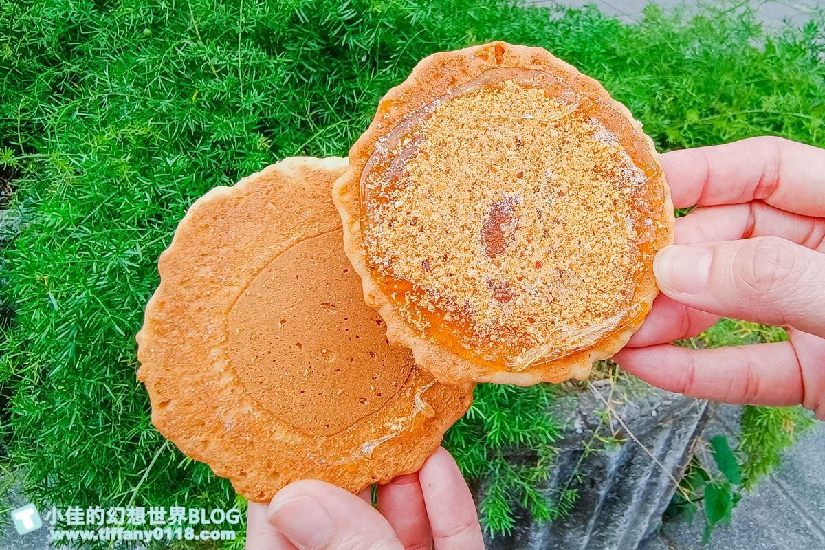 麥芽餅上灑有花生粉和梅子粉，外面吃不到的鹹甜口味。（圖／小佳的幻想世界）