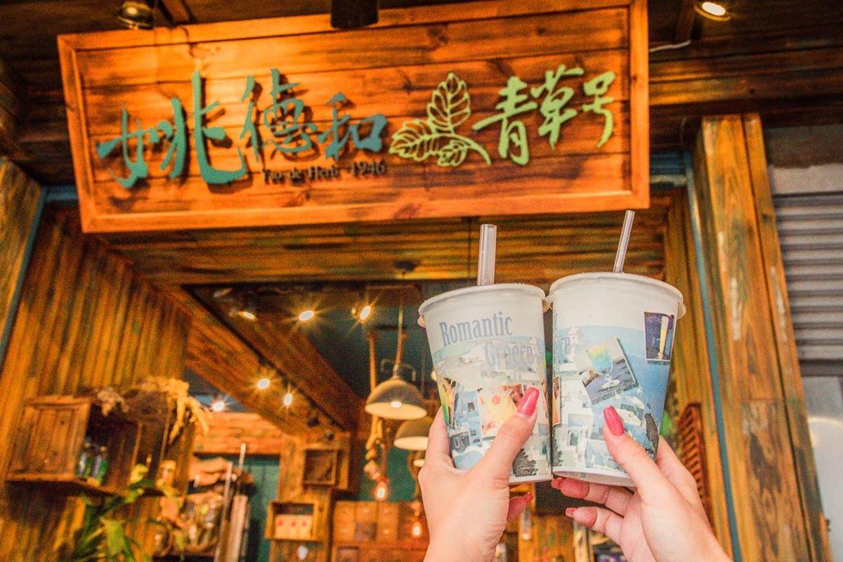 青草茶和蜂蜜蘆薈茶都是店內的人氣飲品。（圖／大手牽小手玩樂趣）
