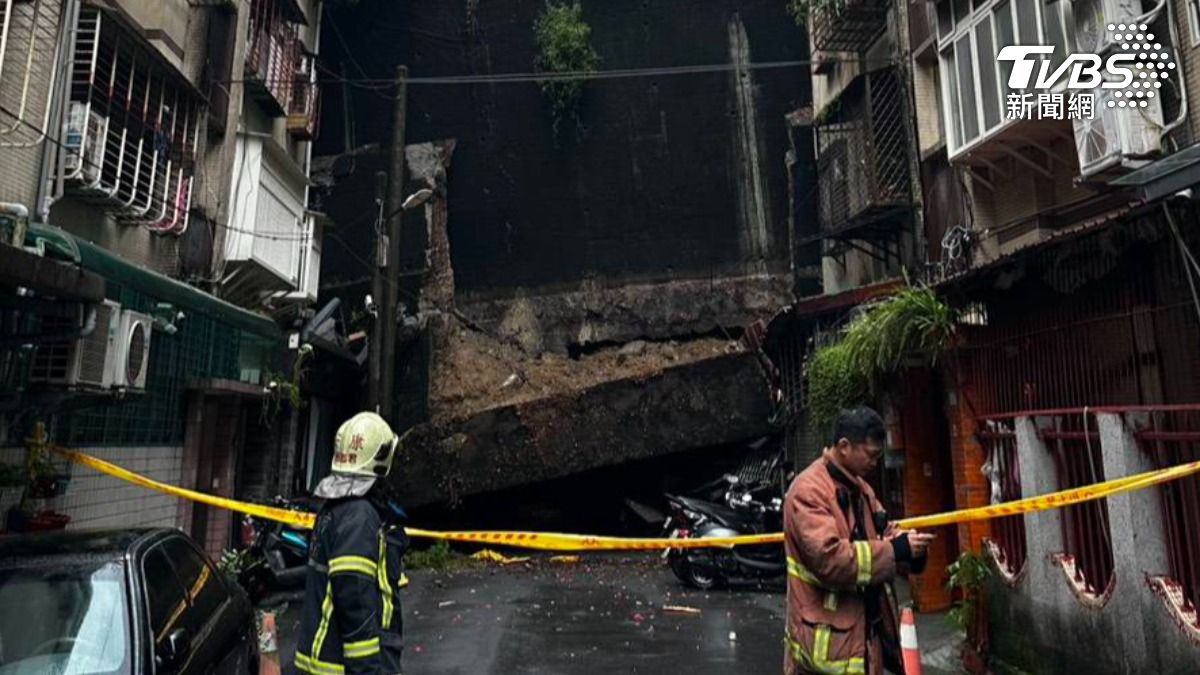 大雨不斷！新店擋土牆崩塌毀住宅、機車　91居民連夜撤離