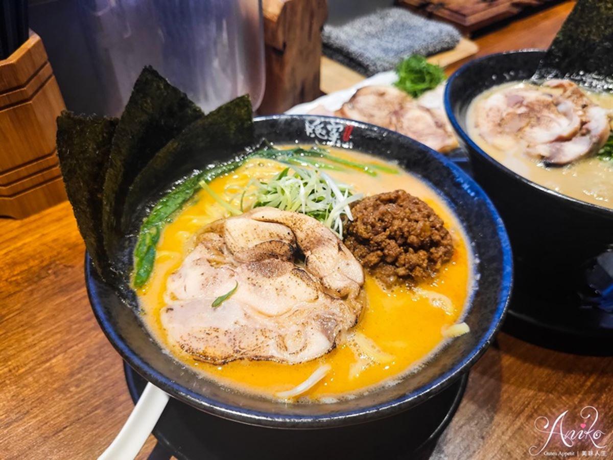 「辛豚骨拉麵」上面加了辣肉燥，湯頭多了股辛香味更濃郁。（圖／艾妮可美味人生） 