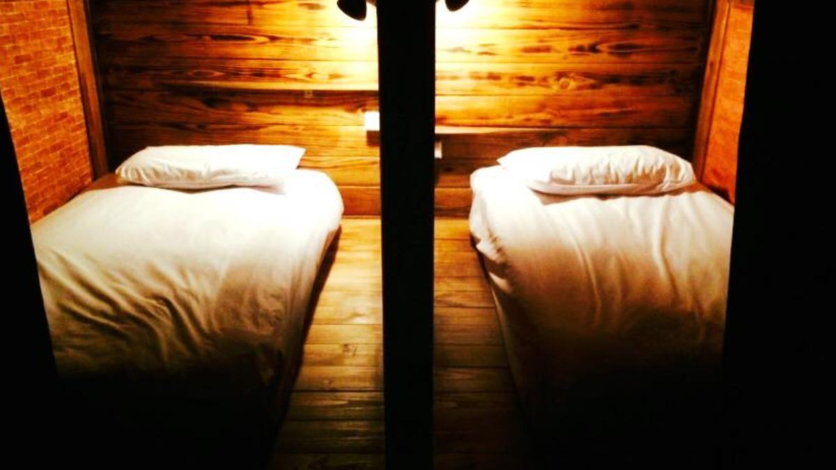 陌生男闖客房打手槍!「棉被噴精」驚醒3女 她認出是民宿老闆