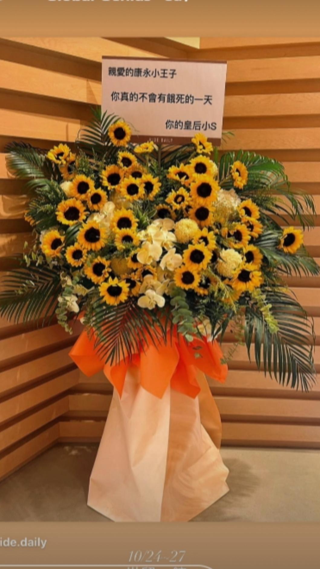 小S送的花籃和超大賀卡。(圖/翻攝自IG)