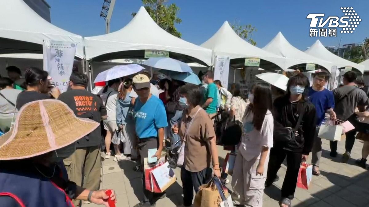 台南會展中心於23日起舉辦為期三天的矯正機關「監所展售會」，吸引大批民眾前來搶購。（圖／TVBS）