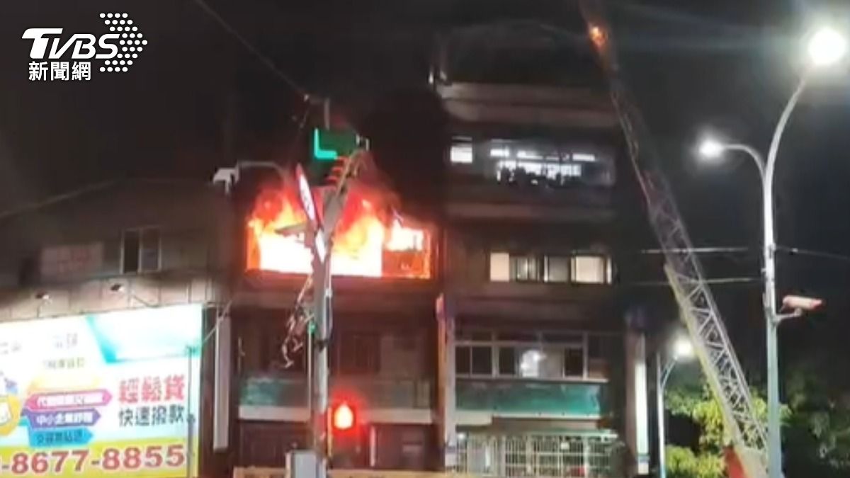 龜山一處公寓陷火海,4住戶睡夢中驚醒逃生。(圖/TVBS)
