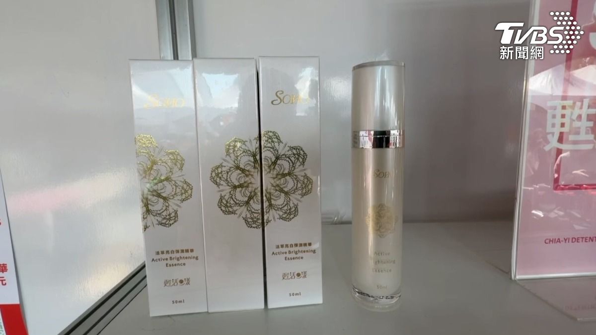 市集商品種類豐富多元，這款精華液和修復霜是嘉義看守所熱銷商品。（圖／TVBS）
