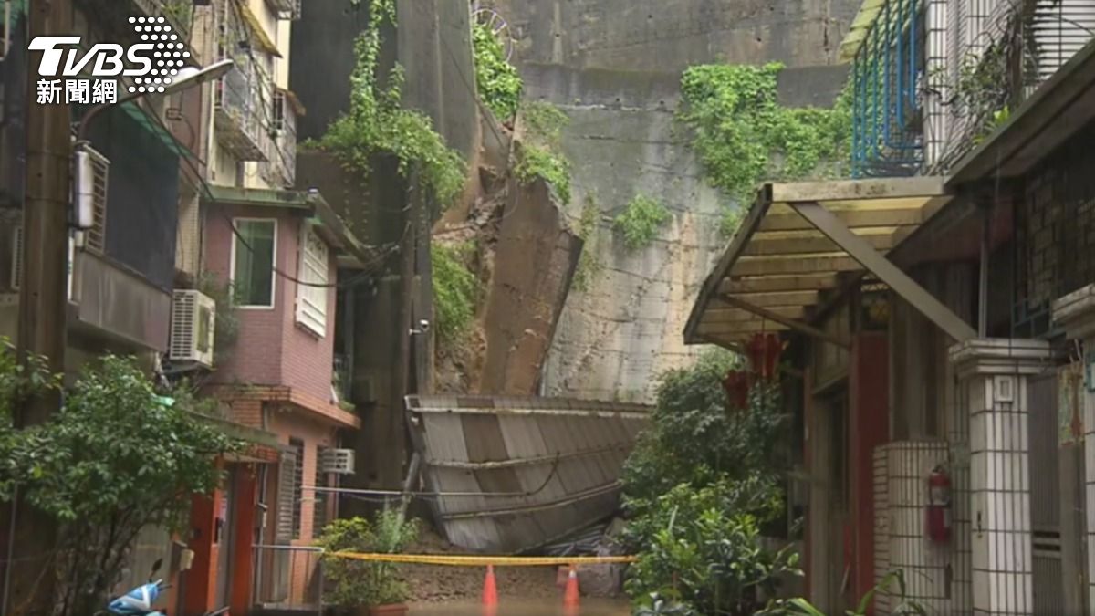 新店錦秀路發生擋土牆崩落。(圖/TVBS)