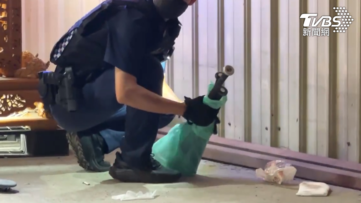 事件現場一片凌亂,地上留有明顯血跡。警方現場採證各式棍棒刀械。(圖/TVBS)