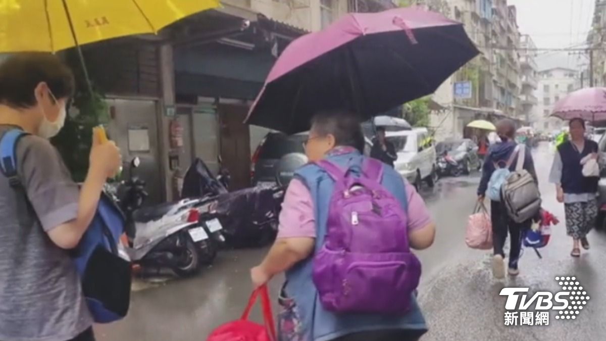 新店社區擋土牆土石滑落,住戶急忙打包行李撤離。(圖/TVBS)