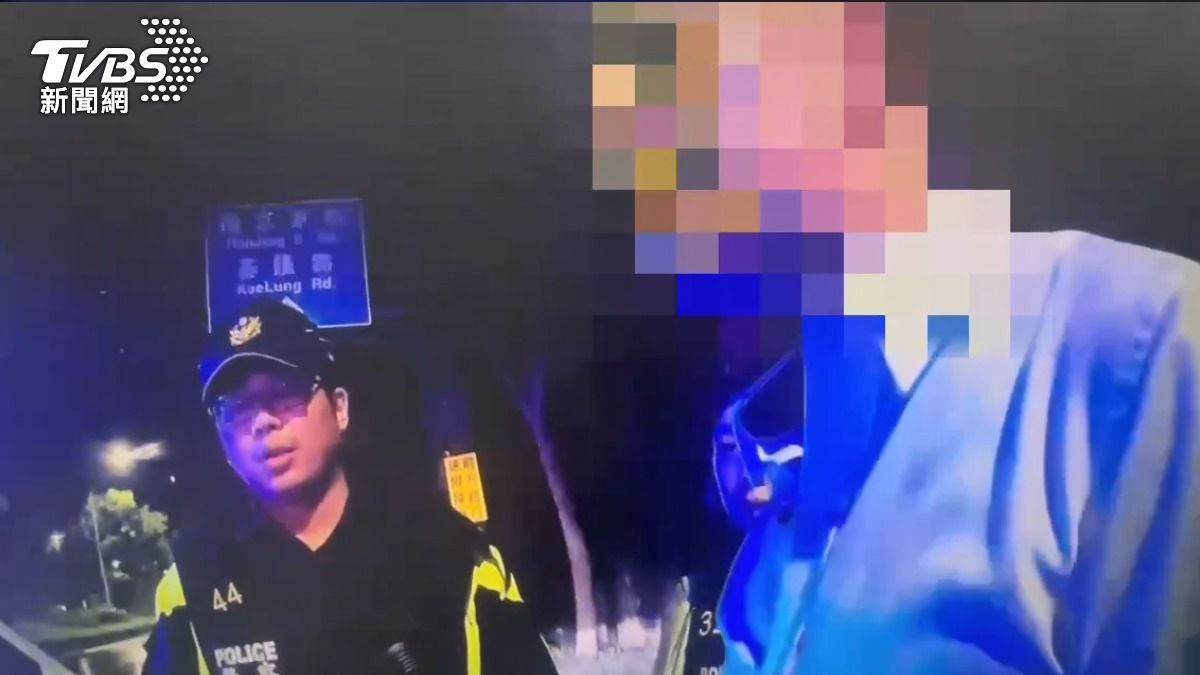 男子酒駕後睡著,被員警嚇到、開車撞上警車。 (圖/TVBS)
