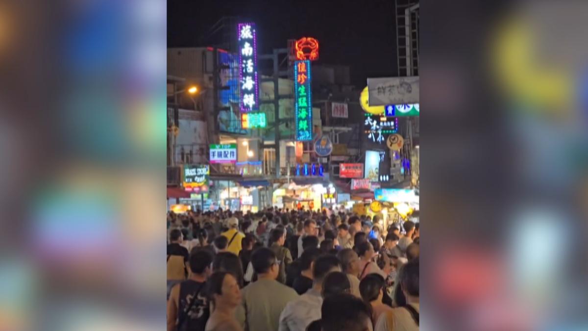 墾丁大街在晚上時分呈現難得一見的萬人空巷景象,比暑假假日還要更加熱鬧。(圖/翻攝Threads_wei.__.420)