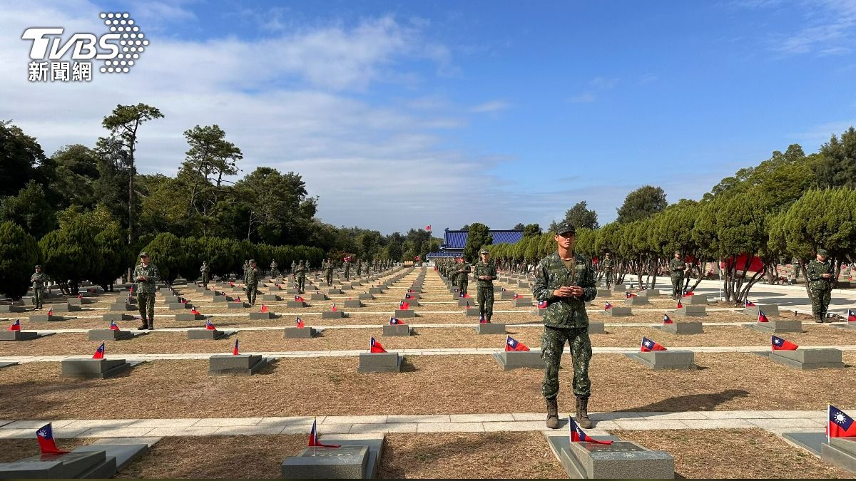 圖輯／旗海飄揚！古寧頭大捷76週年　官兵齊聚太武山追思英靈