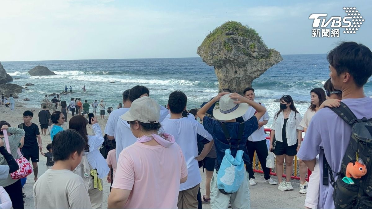 小琉球在連假第二天人潮洶湧,許多遊客一大早就在豔陽下湧向海邊。(圖/TVBS)