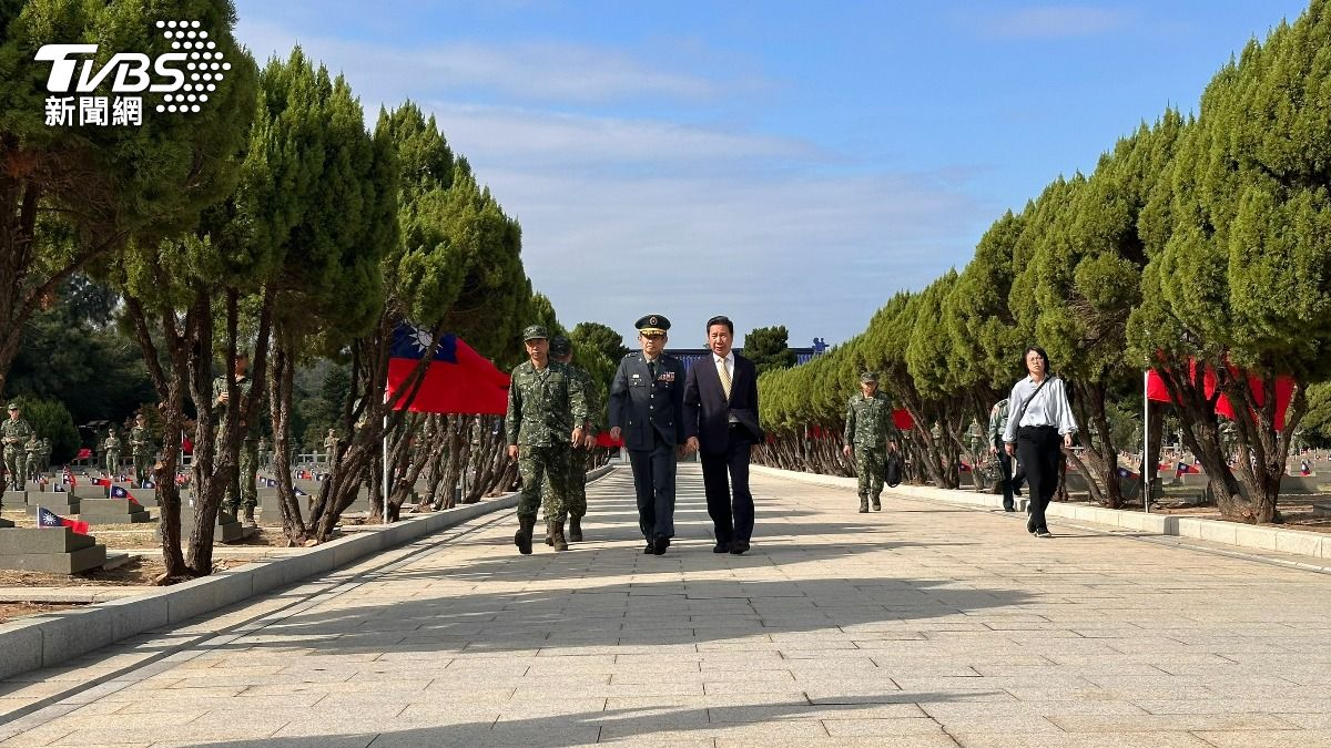 金防部指揮官黃先任與金門縣長陳福海走向將士公墓。（圖／程子奕攝）