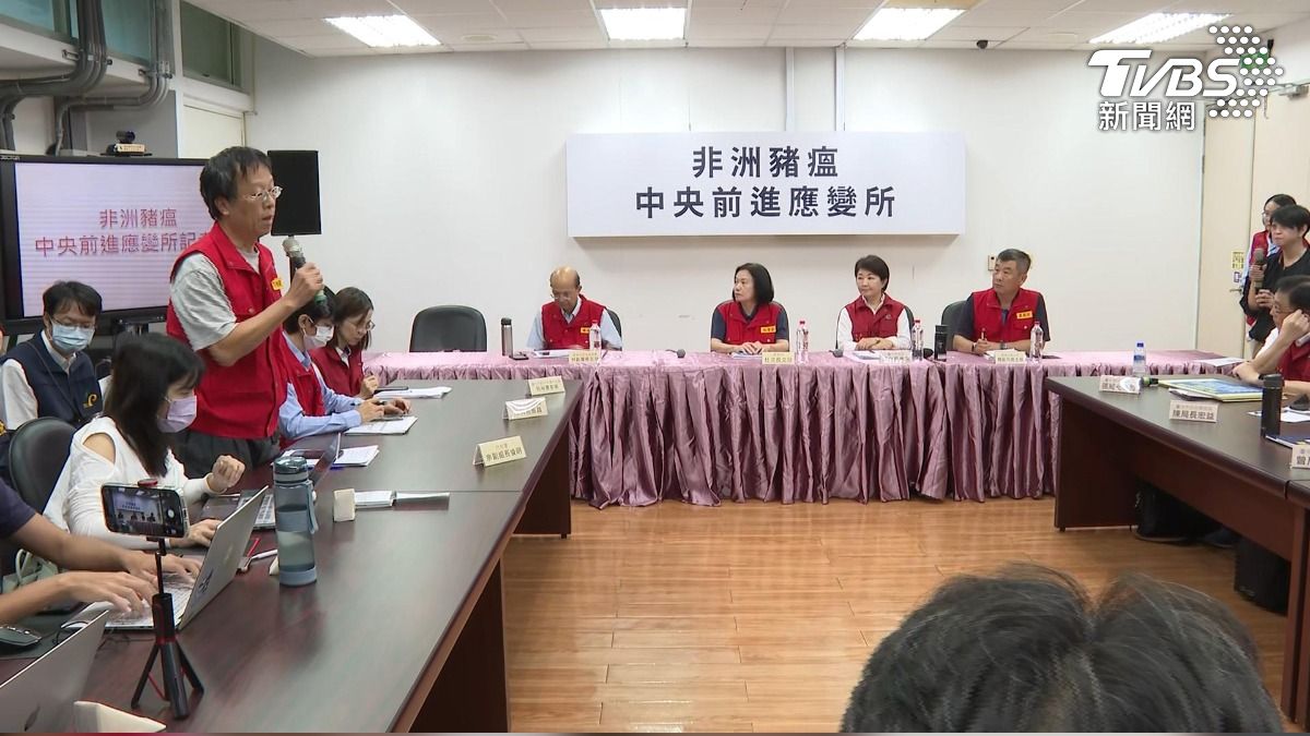 非洲豬瘟40場關聯場全陰性!豬肉公主落淚 穿防護衣顧豬。(圖/TVBS)