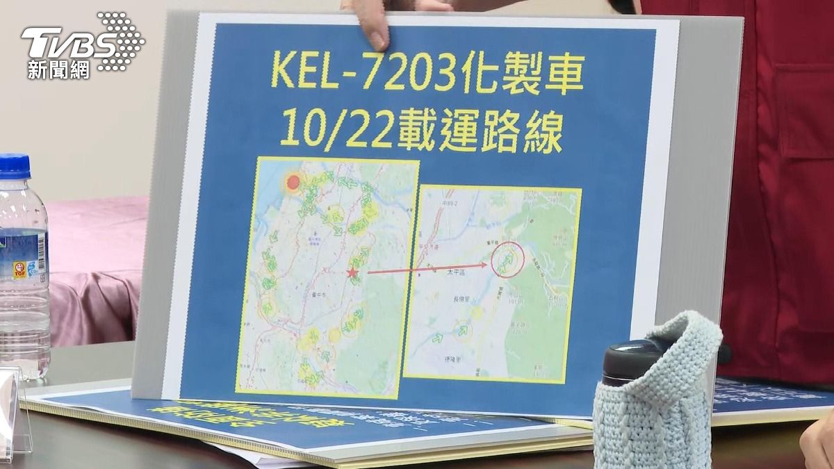 「豬肉公主」全家穿防護衣 防豬瘟落淚。(圖/TVBS)