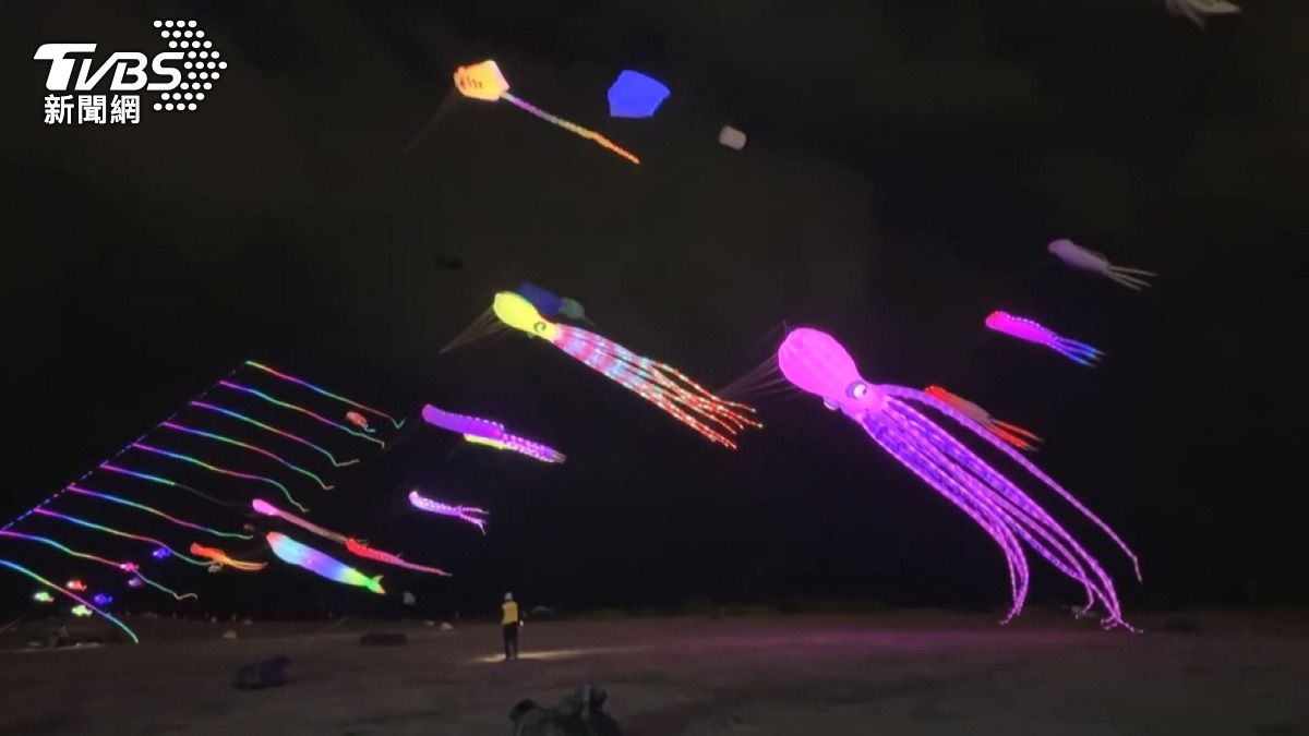 章魚群現苗栗夜空，風箏節親子擠爆場。(圖／亞洲國際風箏聯合會提供)