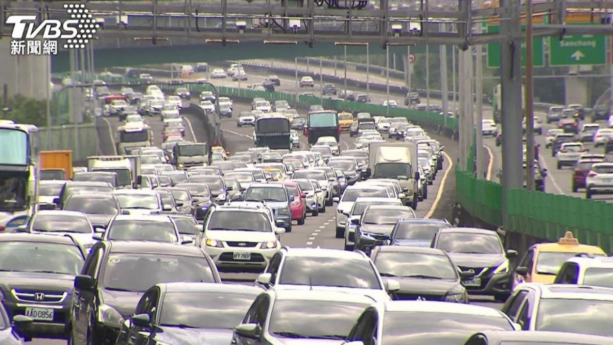 光復連假第二天!北上車潮湧現 高公局公布13處易塞路段