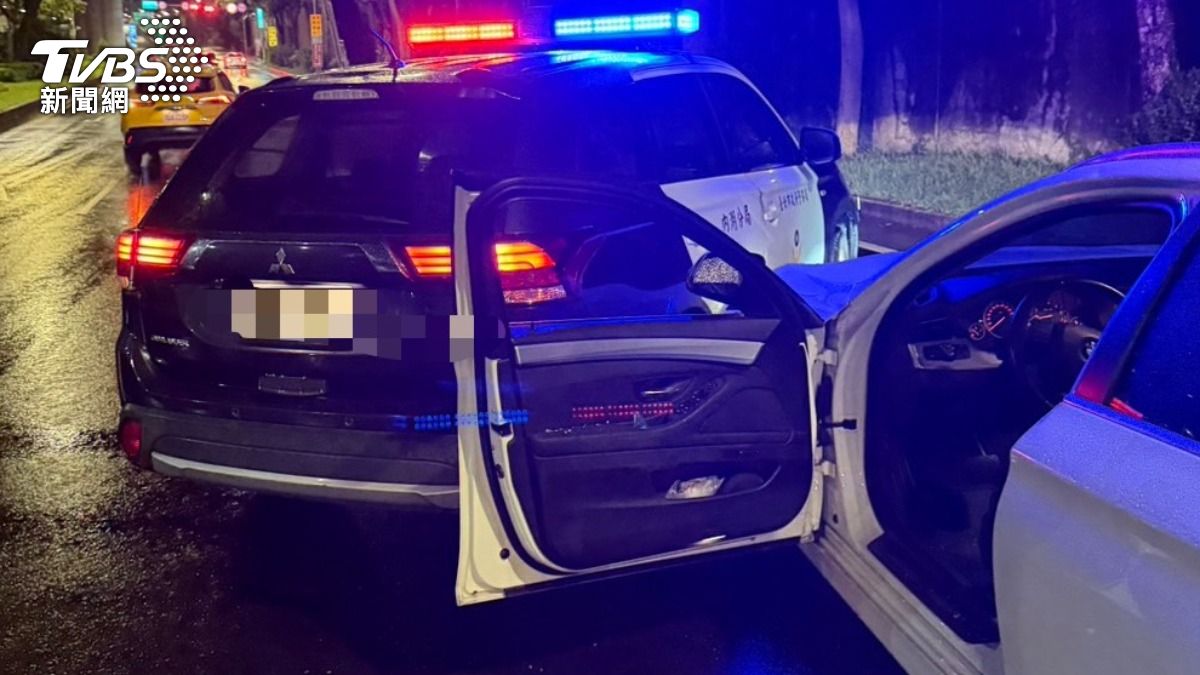 男子被警方叫醒時嚇到衝撞警車。（圖／TVBS）