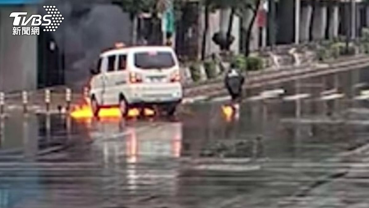 北市駕駛路口左切再右轉!害騎士撞上摔車 火燒腳底板畫面曝