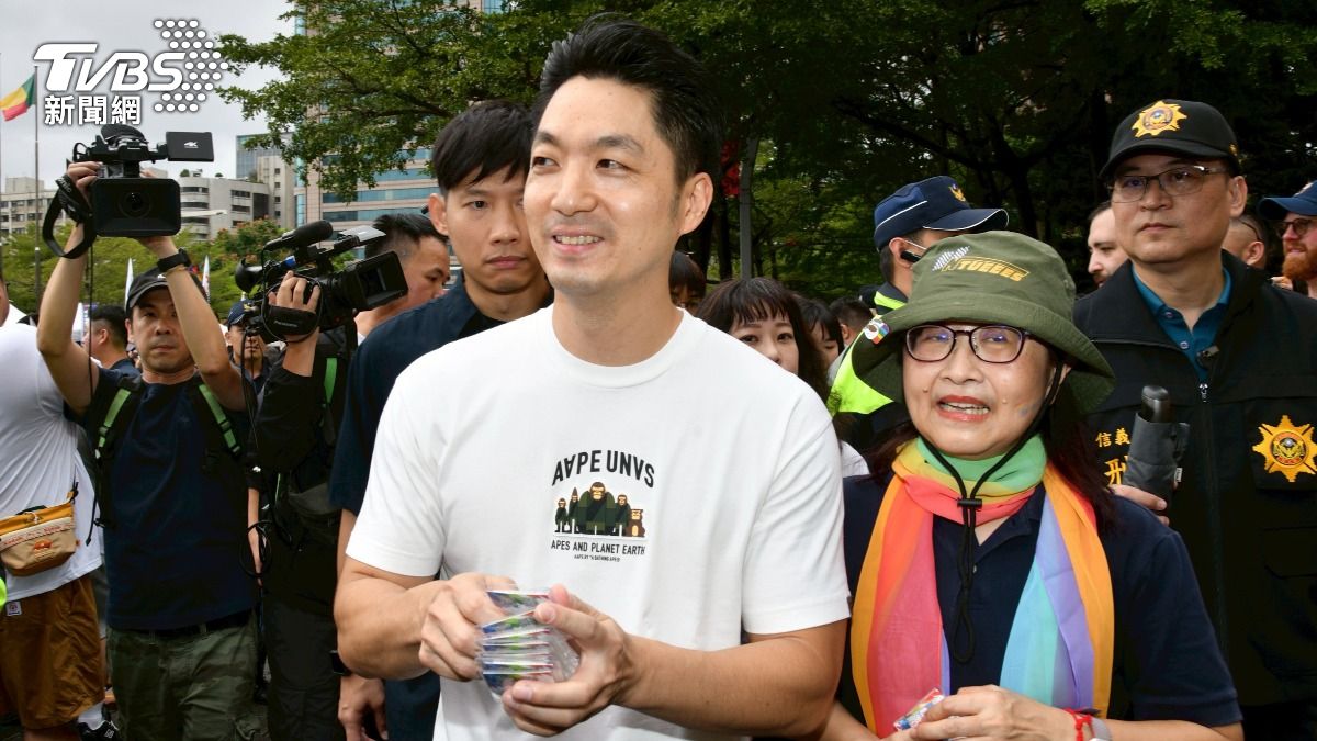 台北市長蔣萬安、副市長林奕華在同志遊行現場發彩虹幸福御守。(圖／胡瑞麒攝)